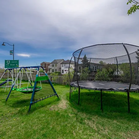 Family Playhouse Villa Calgary Exterior photo